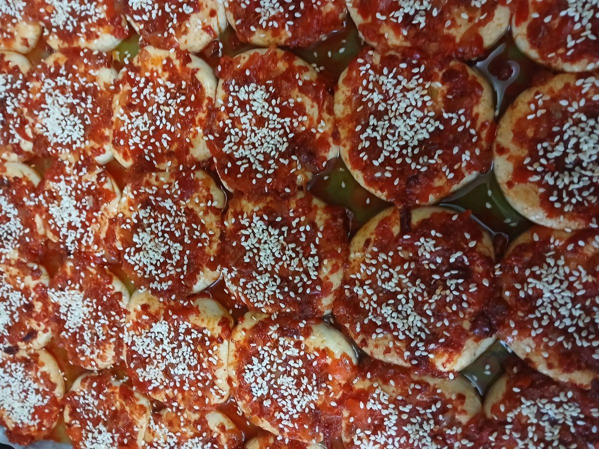 şambali tatlısı , çiğköfte,biberli ekmek — Asuman Kurt